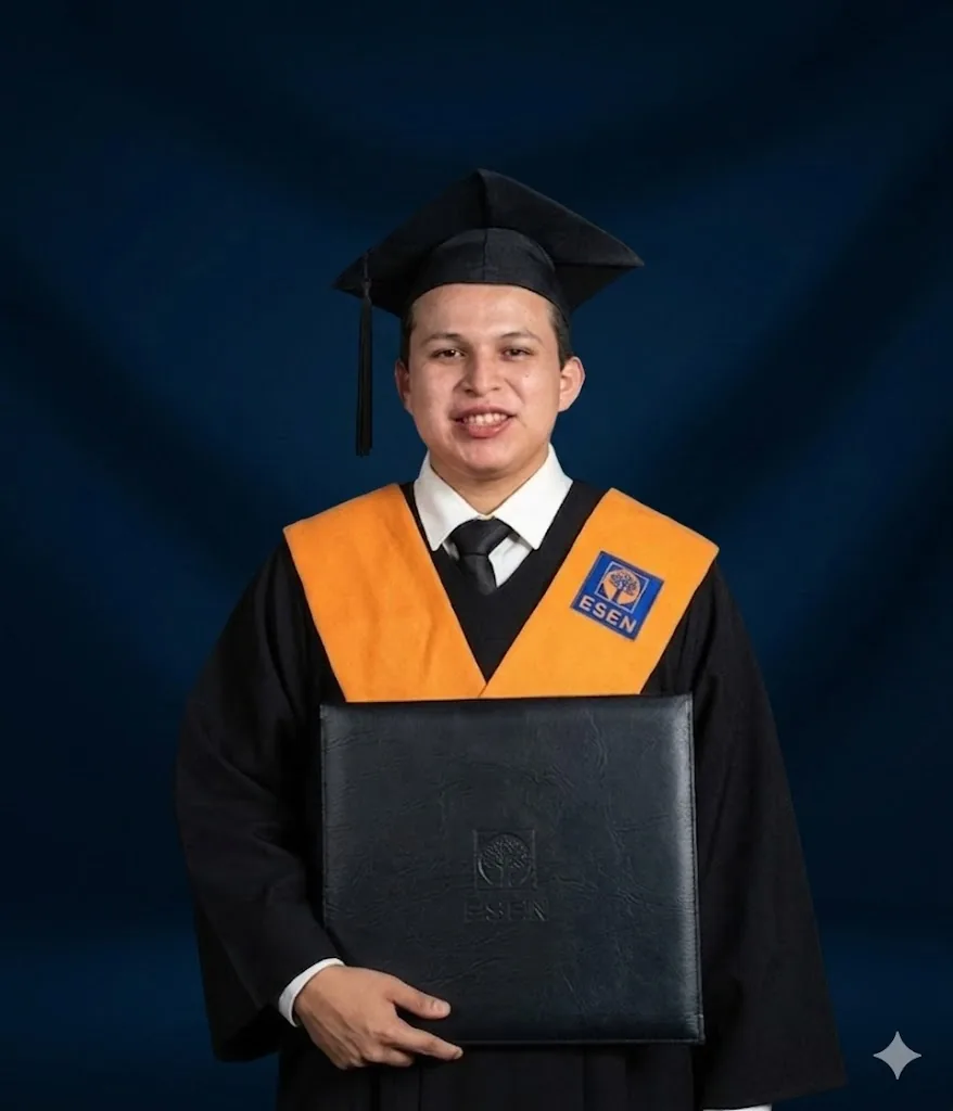 Martín Velasco en graduación ESEN