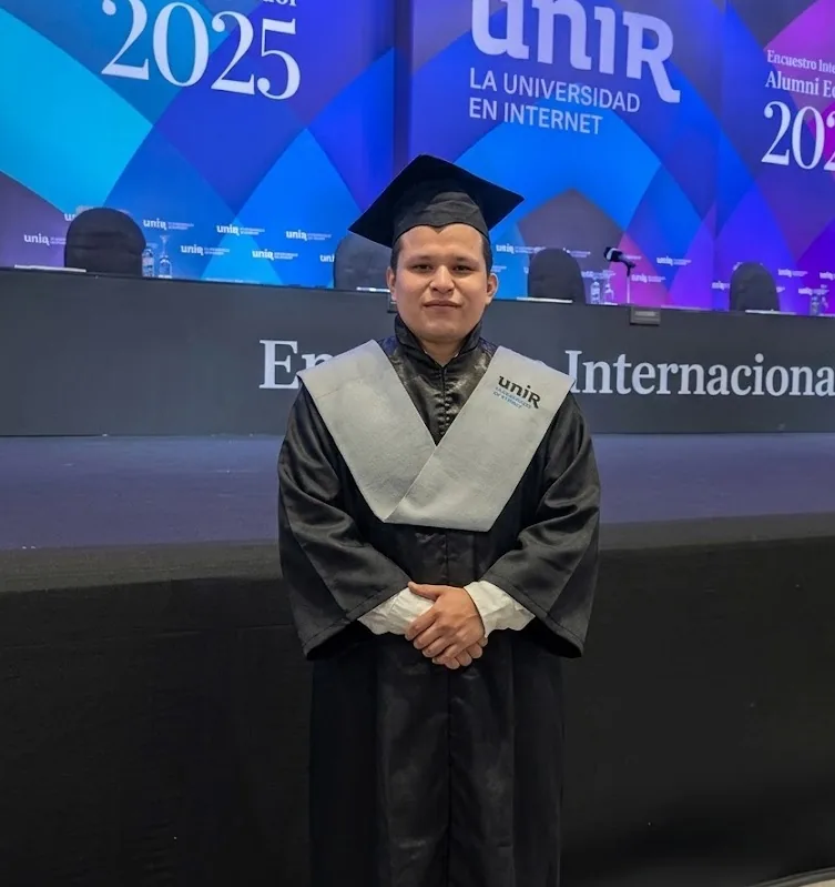 Martín Velasco en graduación de maestría